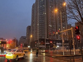 今日北京早高峰遇雨雪 路面湿滑需慢行