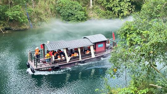  Guangxi Anping Xianhe Scenic Spot is beautiful in spring with green mountains and green waters