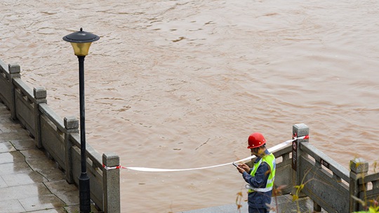 湖南省で洪水警報発令衡陽石鼓書院が水に囲まれる
