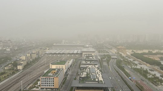 陝西省西安で浮塵が発生空は黄色くなった