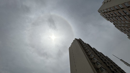  A halo landscape appears in Xi'an, Shaanxi. The sun has its own halo