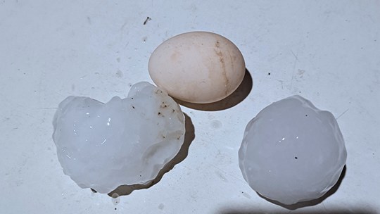 广西桂林全州县出现冰雹 如鸡蛋大小