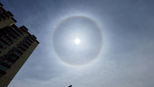  On the last day of April, the sky in Beijing is showing a huge halo