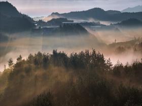 貴州省貴陽の朝の光がかすかに霧に包まれて仙境のように美しい