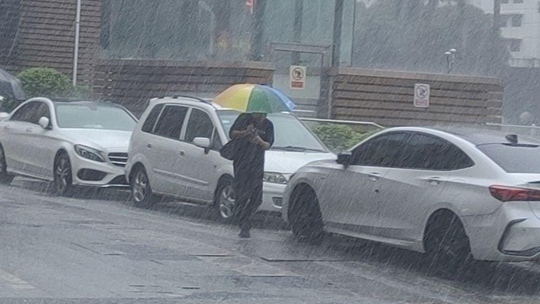 广西南宁雨水倾盆而下 气象台一度发布暴雨红色预警信号