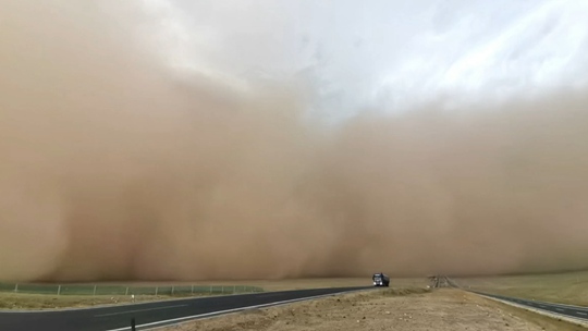 内蒙古阿巴嘎旗遭遇强对流天气 “沙墙”遮天蔽日