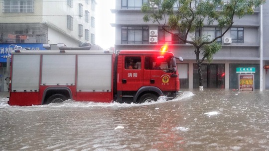 广西钦州遇强降雨 部分路段积水深至大腿