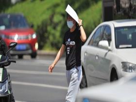 今年北京首次冲上30℃ 暖热升级行人遮阳出行