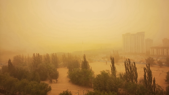 甘粛省張掖で大風が吹いて砂が揚がる天気になり空が黄色く視認性が悪くなった