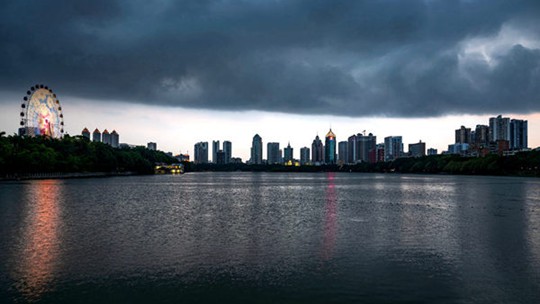  The sky performs "magic tricks"! One second of sunset in Nanning, one second of dark clouds in Nanning