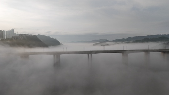 貴州省で雲の上のような濃霧が発生