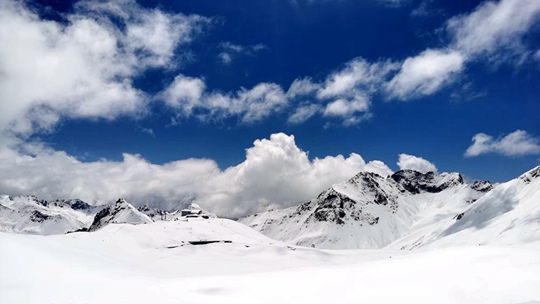  Experience the unique combination of ice and snow in Dagu Glacier in Sichuan in the hot summer