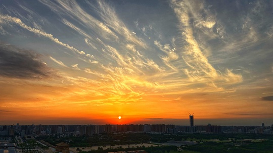  After the rain in Xi'an, Shaanxi, the clouds roll, the clouds roll, and the sunset glow shines romantically
