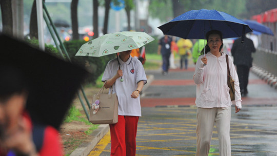 大学入試初日の北京は雨に降られ受験生は雨の中で試験を急いだ