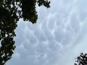  Beijing thunder and lightning gale warning on Dragon Boat Festival: milky clouds appear in the sky