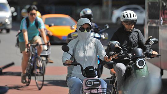 35.5℃！北京气温再创今年来新高 街头暑热袭人