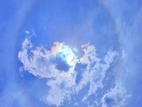 山西省朔州の日暈彩雲が一斉に登場夏の美しい景色を描く