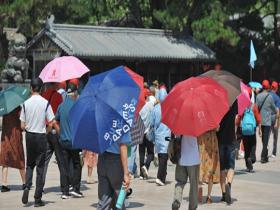 37.2℃！北京气温创下今年来新高 高温暑热下游人避暑有“凉”方