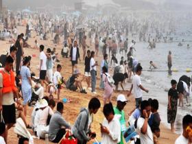  People follow the crowd, Shandong Qingdao Bathing Beach starts the mode of "eating dumplings"