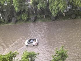 湖南长沙市小时雨量破纪录 部分路段积水严重