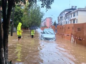 江西靖安遭遇强降雨 造成部分地区民房被淹山体垮塌