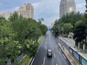 北京再迎雷雨天气 城区多条道路今晨仍有积水