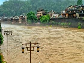 强降雨致湖南湘西州凤凰县沱江水位上涨 岸边被淹