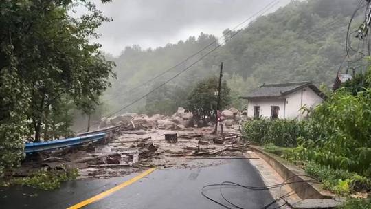 陕西宁陕县出现强降雨 水位上涨道路中断