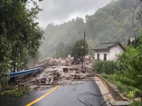 陕西宁陕县出现强降雨 河流水位上涨道路中断