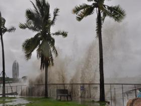 台风“派比安”登陆海南 三亚湾博鳌海滨海浪翻涌