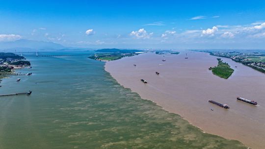 江西湖口县再现“江湖两色”景观