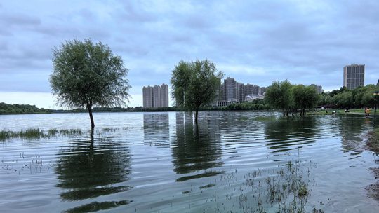 受降雨影响 潮白河水位上涨淹没步行路