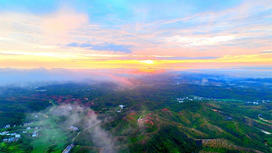 江西遂川日出东方 现“金边一线天”景观