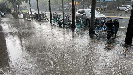 北京出现分散性雷阵雨天气 局地短时雨强较大