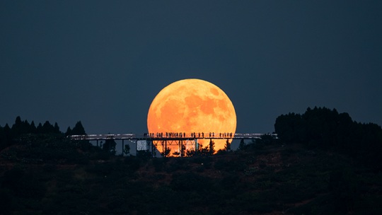  This year's first "super moon" appeared in a group of pictures of Tianyu to enjoy the amazing moment