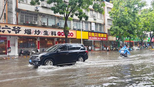  There is obvious rainfall in Qinzhou, Guangxi. Road area and water affect travel