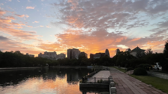  Full of vitality! Orange sunrise lights up the sky in Beijing