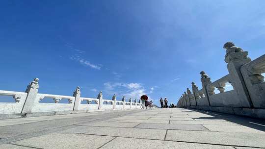  The sky is high and the clouds are clear. The Summer Palace in Beijing is picturesque