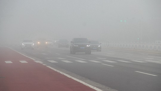  Heavy fog in Weihai, Shandong, low visibility affects travel