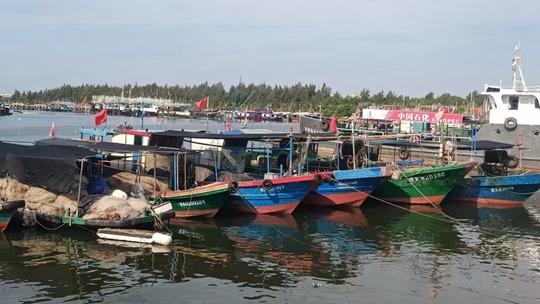  "Capricorn" or landed at the south China coastal Hainan Qionghai Tanmen Port as a super typhoon, and the fishing boat returned to the port for shelter