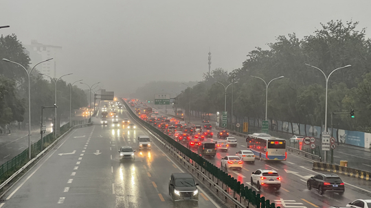 北京の降雨影響朝ピーク朝陽海淀などで豪雨青色警報信号