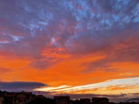 北京：雨上がりの層雲に夕焼け風秋の光が遠山を呼ぶ