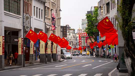  "China Red" fills the festive atmosphere, and street decorations everywhere celebrate the National Day