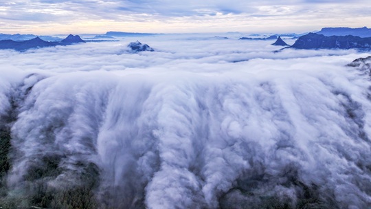 重庆金佛山“流云如瀑”倾泻而下