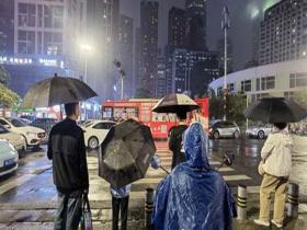 广西南宁迎来降雨 市民撑伞披雨衣出行