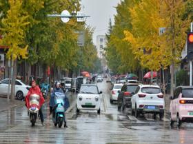 河南汝州低温阴雨持续 市民撑伞裹厚装出行