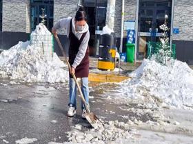 青海共和路面积雪结冰影响出行 当地抓紧铲雪除冰