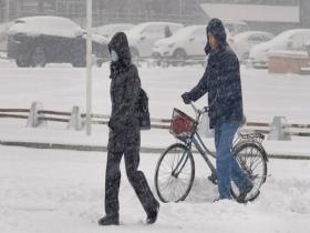 黑龙江大庆暴雪黄色预警中 直击雪中街景