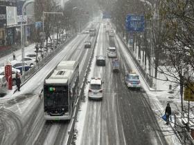 青海西宁雪花飞扬 路面仿佛披上银毯