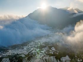 云南紅河州元陽梯田景區(qū)云霧如海浪 景色壯觀